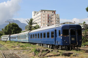 Obraz premium Eingestellter Bahnhof in Calamba City, mit ausrangierten Personenwaggons, Provinz Laguna, Philippinen