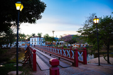 Naklejka premium Ponte do Carmo na cidade de Pirenópolis em Goiás sobre o Rio das Almas, feita em madeira e pintada nas cores vermelho e branco.