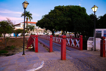 Naklejka premium Ponte do Carmo na cidade de Pirenópolis em Goiás sobre o Rio das Almas, feita em madeira e pintada nas cores vermelho e branco.