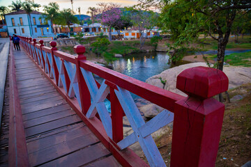Ponte do Carmo na cidade de Pirenópolis em Goiás sobre o Rio das Almas, feita em madeira e pintada nas cores vermelho e branco.