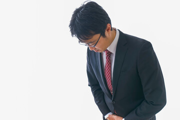 家でテレビを見る女性