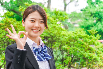 Obraz premium 笑顔で手を振る制服姿の学生