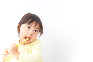 歯磨きをする子ども