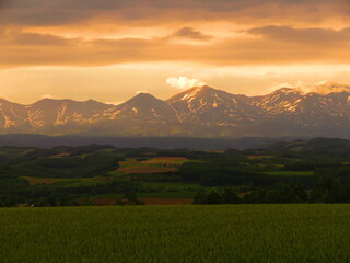 夕焼けと山と丘