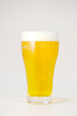 白背景とグラスに注がれたビール