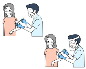 高齢女性にワクチン接種をする医療従事者（半袖・シンプルカラー）