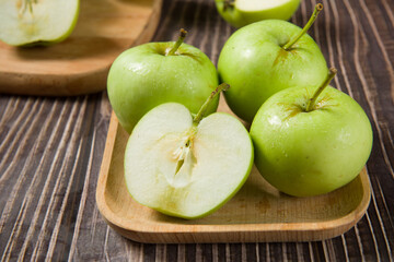 Fototapeta na wymiar Ripe green apples on table