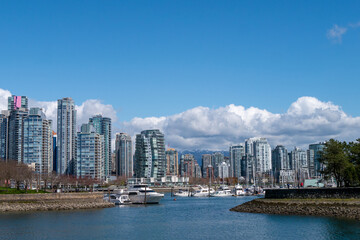 Obraz premium バンクーバーの爽やかな夏の青空と船と対岸のビル