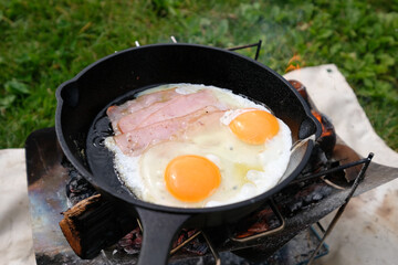 キャンプでのベーコンと目玉焼き