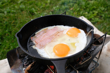 キャンプでのベーコンと目玉焼き