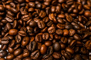 Obraz premium coffee beans on the background white and black.