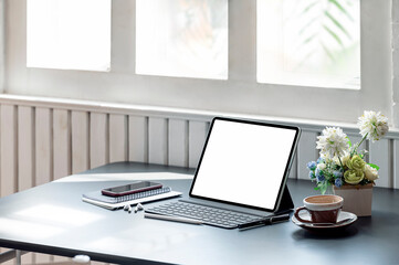 Fototapeta premium Blank screen tablet with keyboard mockups on the table in white room.