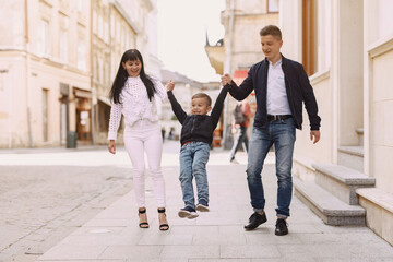 Obraz premium Cute family playing in a summer city