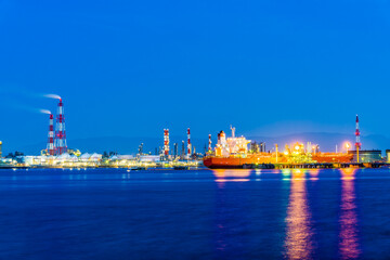堺泉北臨海工業地帯の夜景と停泊中の船。高石市側から