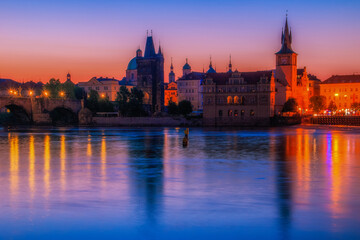 Naklejka premium Prag bei Nacht