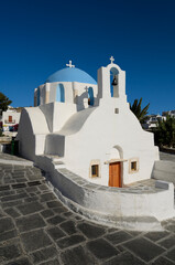 Obraz premium Typical ancient church in the Chora village of the Greek island of Ios in the Cyclades archipelago