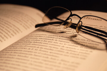 LIBRO DE PAPEL ABIERTO CON UNAS LENTES