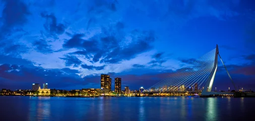 Papier Peint photo Lavable Rotterdam Vue sur le pont Erasmus Erasmusbrug et les toits de Rotterdam. Rotterdam, Pays-Bas