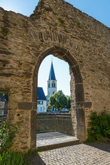 Fototapeta na wymiar Ruinen des Kastells Boppard mit Blick auf die Christuskirche, Rheinland-Pfalz