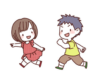 子供の楽しそうに走って遊ぶ姿
