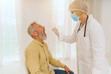 Obraz premium Patient is ready to do a covid-19 test with the doctor