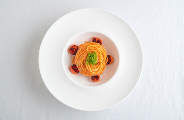 Spaghetti with tomato sauce and charred tomatoes