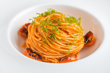 Spaghetti with tomato sauce and charred tomatoes