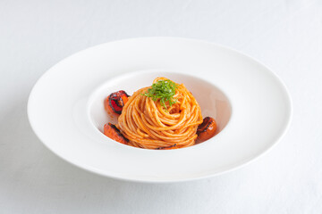 Spaghetti with tomato sauce and charred tomatoes