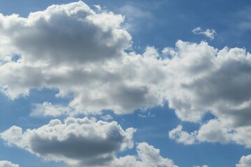Naklejka premium Beautiful cloudscape in blue sky, natural background