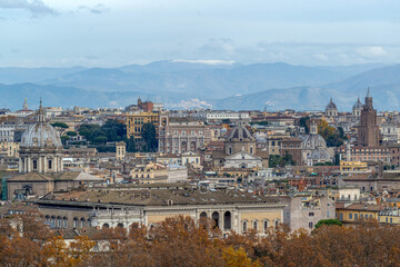 Fototapeta na wymiar Vue panoramique sur la ville de Rome depuis la colline du Janicule