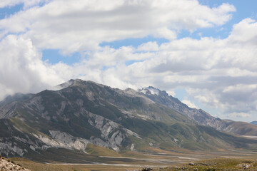 Obraz premium Apennines in the Abruzzo region of central Italy with clouds in the sky and the valley below