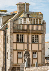 Monument aux Morts et maison traditionnelle normande à Barfleur, Manche, France