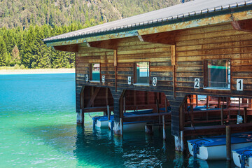 Bootshaus- Bootsverleih am See- im Hintergrund t&uuml;rkisfarbenes Wasser
