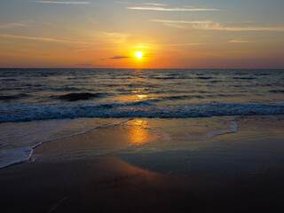 Obraz premium The sun rises over the ocean at Daytona Beach, Florida
