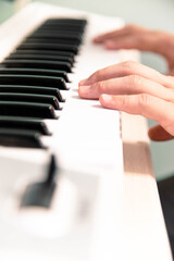 Fototapeta premium キーボードを演奏