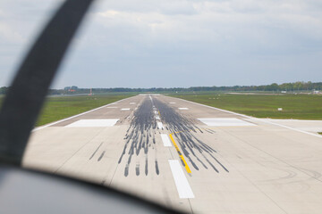 Landebahn eines Flughafens mit Bremsspuren Anflug mit einem Sportflugzeug