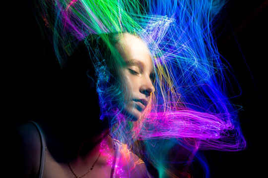 	
lightpainting portrait, new art direction, long exposure photo without photoshop, light drawing at long exposure	

