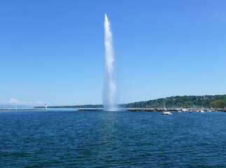 vista dello scenico getto di acqua nel lago di Ginevra in Svizzera