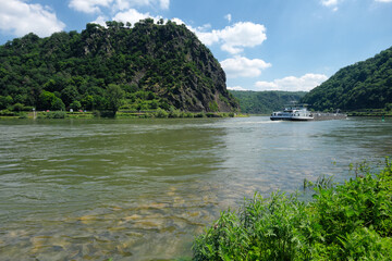 Der Rhein mit Untiefe am Flussufer am Felsen der Loreley im Welterbe Oberes Mittelrheintal und...
