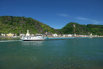 Panorama der Loreleystadt St. Goarshausen am Rhein mit Burg Katz und blauer Himmel und Binnenschiff...