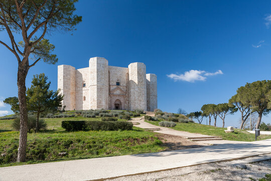 Barletta-Andria-Trani. Castel del Monte &egrave; una fortezza del XIII secolo fatta costruire da Federico II di Svevia,