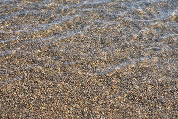 クリアな海面と砂利背景