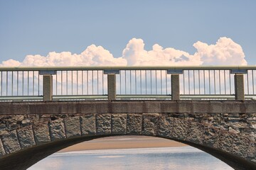 海岸通橋と海と雲