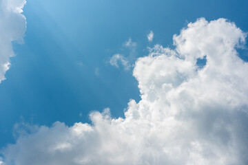 青空と雲と太陽光線
