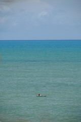 Naklejka premium Seascape view with clear and bright water and tree 