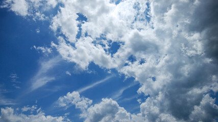 初夏の青空と雲