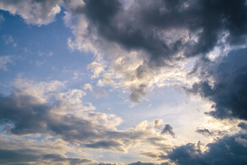 Obraz premium beautiful clouds on sky at sunset over the city in the evening