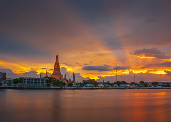 Fototapeta na wymiar sunset over the river at wat Arun Bangkok Thailand.