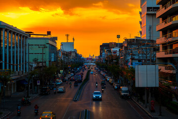 Obraz premium Beautiful sunset with big buddha and temple in Bangkok Thailand.