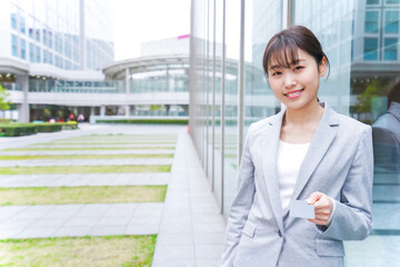 Fototapeta premium オフィス街でキャッシュレス決済をするビジネスウーマン
